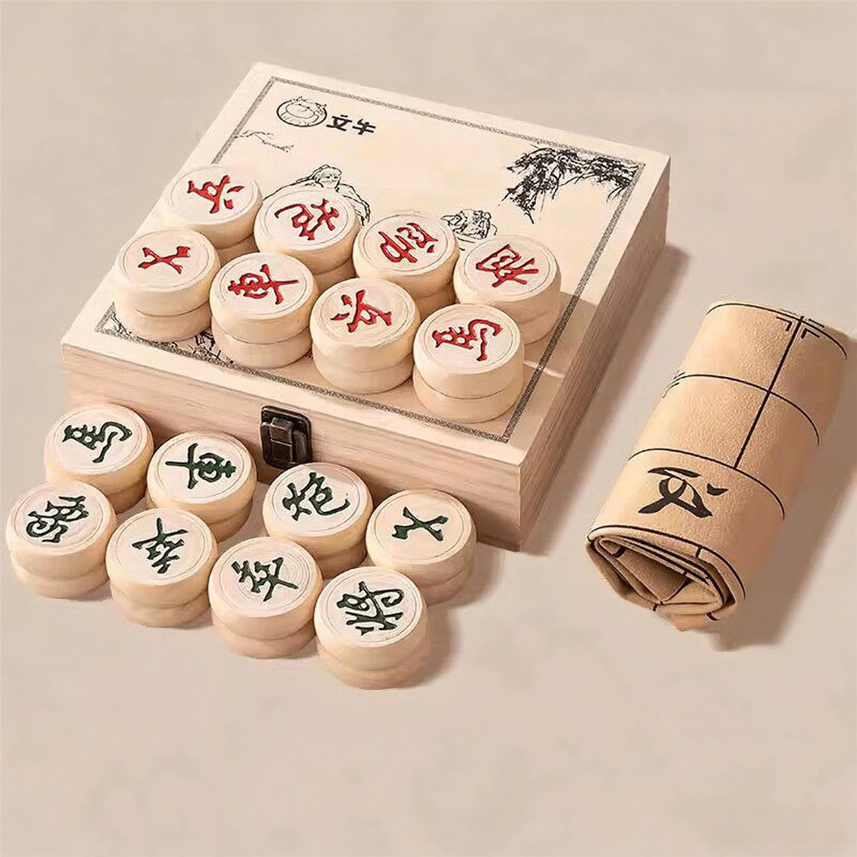 Chinesisches Schachspiel aus Birkenholz mit Lederbrett